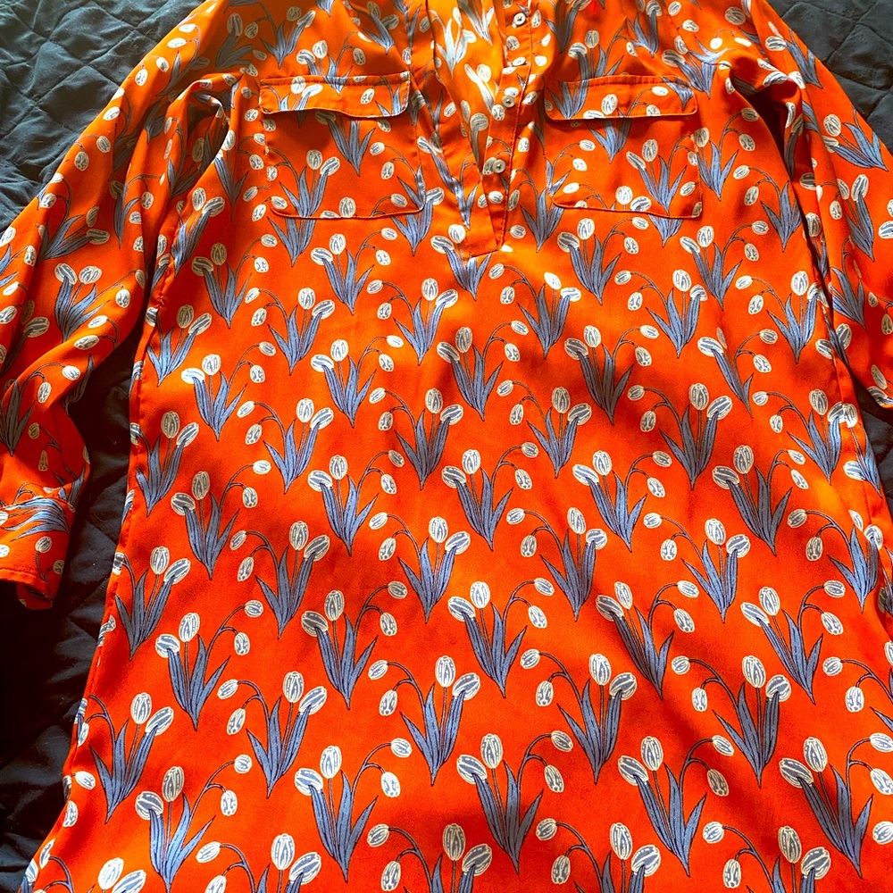 Beautiful causal silk loft dress it falls out more like size small then xls